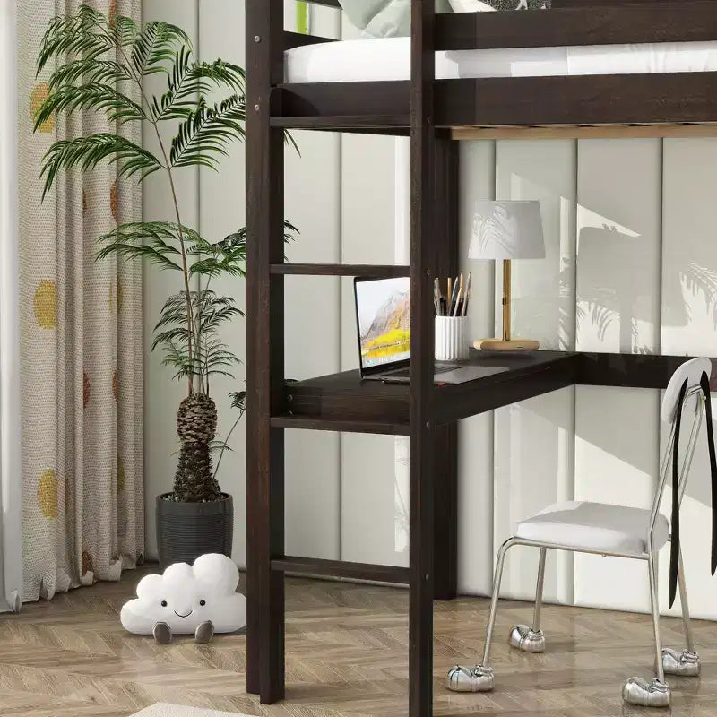 Lit mezzanine double en bois avec bureau intégré, barrières de sécurité et échelle marron