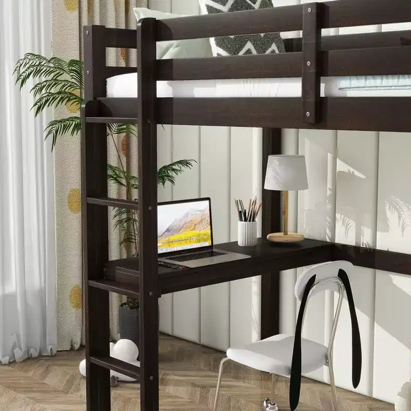 Lit mezzanine double en bois avec bureau intégré, barrières de sécurité et échelle marron