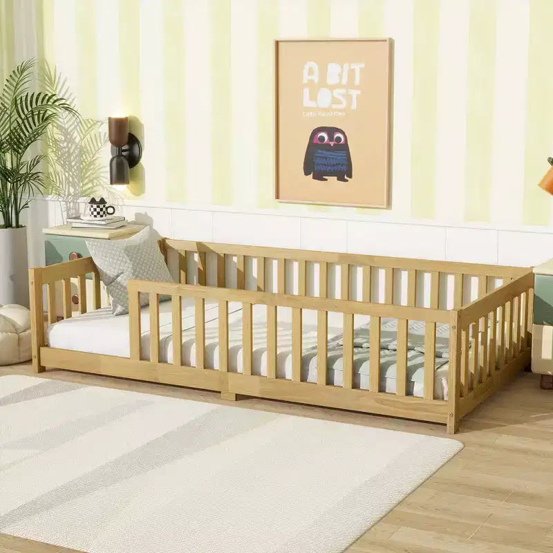 Lit double au sol avec clôture sans porte, barrières de lit en bois d'hévéa beiges