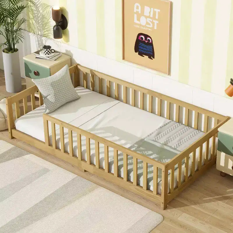 Lit double au sol avec clôture sans porte, barrières de lit en bois d'hévéa beiges