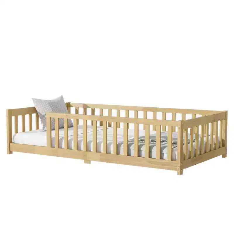 Lit double au sol avec clôture sans porte, barrières de lit en bois d'hévéa beiges