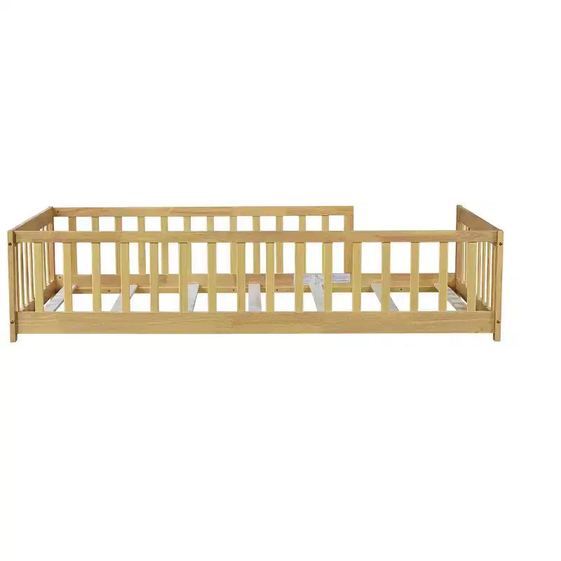 Lit double au sol avec clôture sans porte, barrières de lit en bois d'hévéa beiges