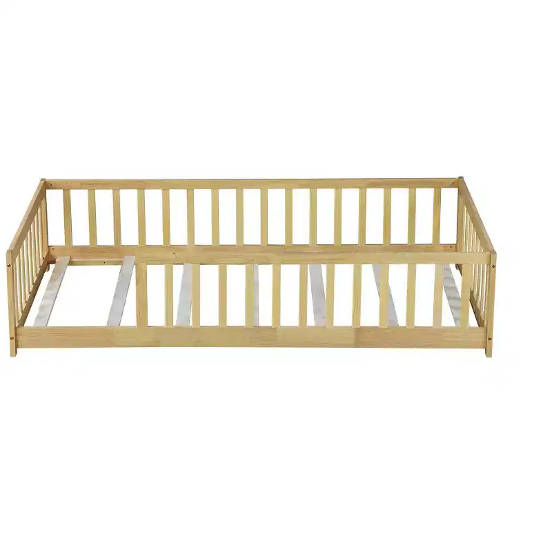 Lit double au sol avec clôture sans porte, barrières de lit en bois d'hévéa beiges