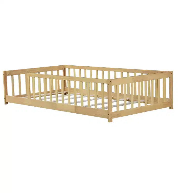 Lit double au sol avec clôture sans porte, barrières de lit en bois d'hévéa beiges