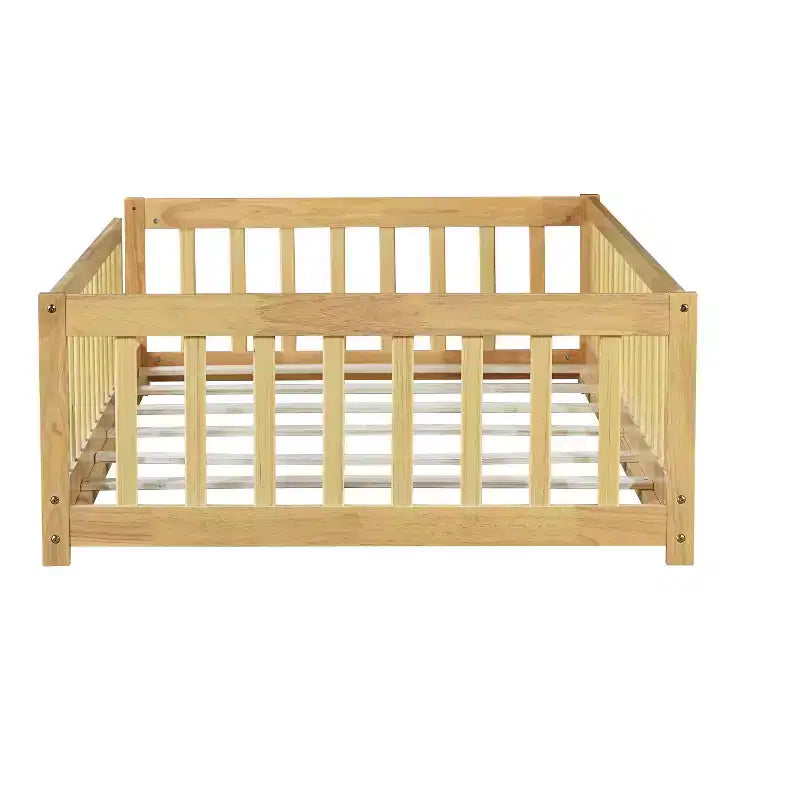 Lit double au sol avec clôture sans porte, barrières de lit en bois d'hévéa beiges