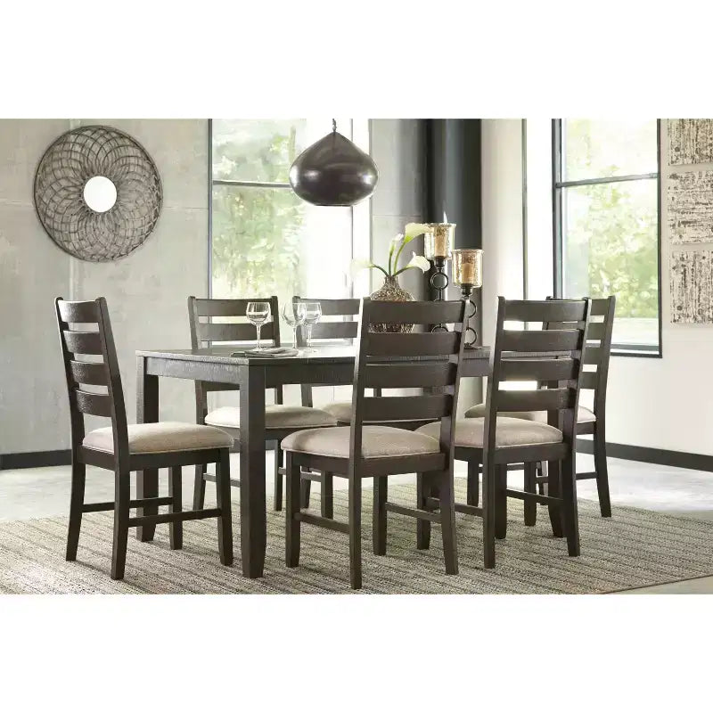 Table à manger Rokane marron, chaises rembourrées, cadre en bois