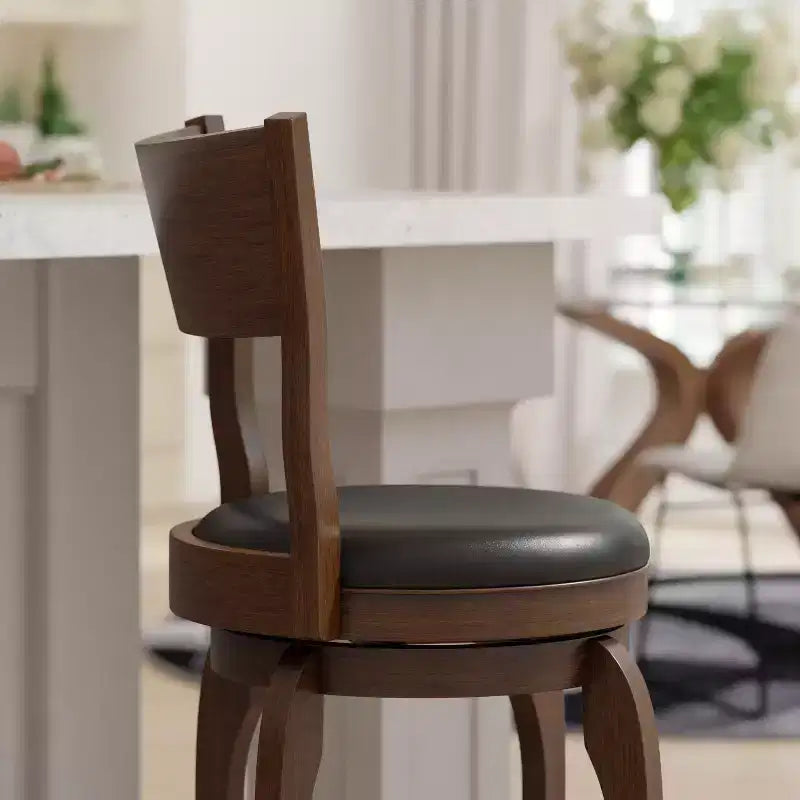 Tabouret de bar pivotant Emma et Oliver de style pub classique en bois avec siège rembourré en similicuir